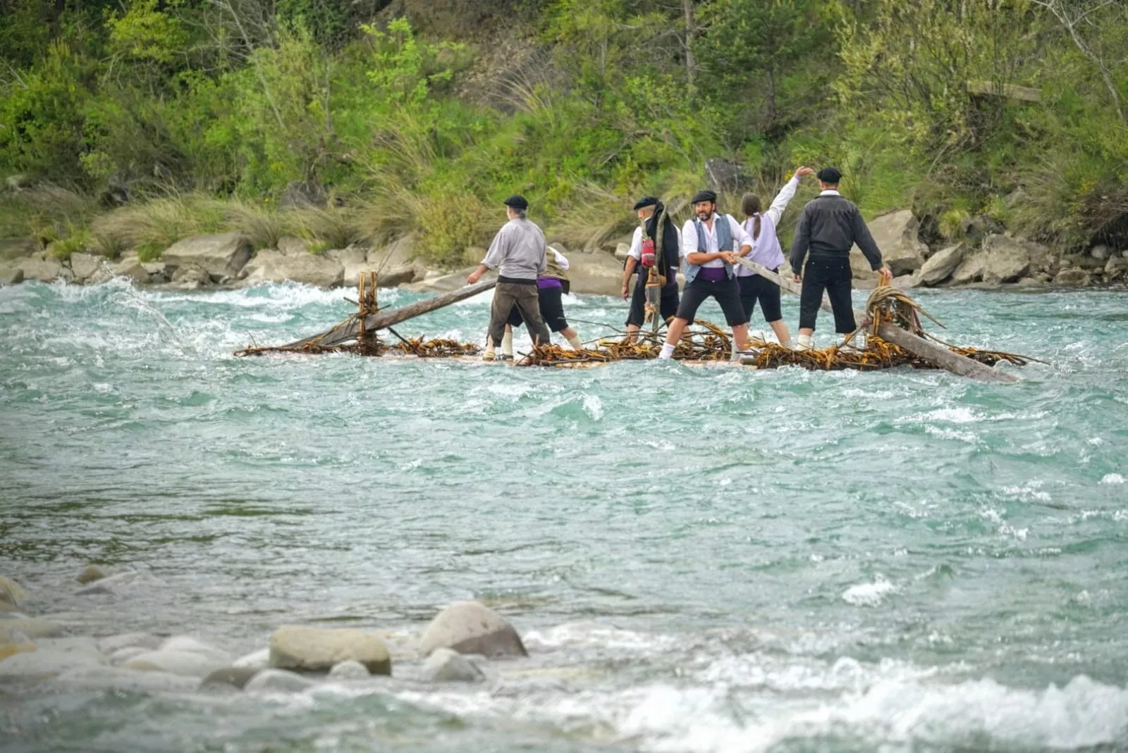 Los Nabateros de Sobrarbe culminan la 38 edición del descenso por el Cinca.