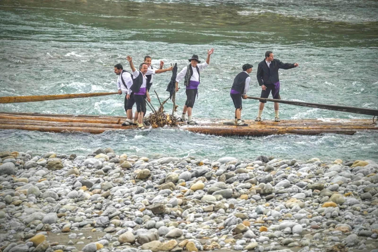 Los Nabateros de Sobrarbe culminan la 38 edición del descenso por el Cinca.