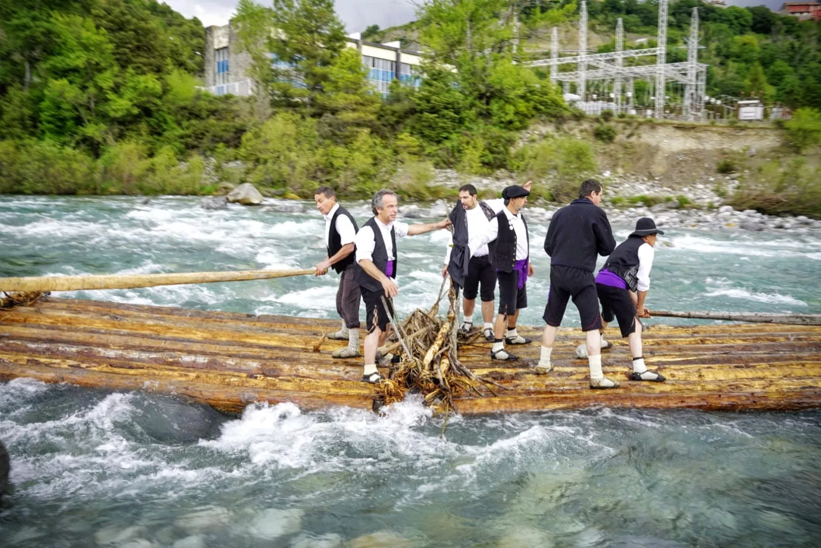 Los Nabateros de Sobrarbe culminan la 38 edición del descenso por el Cinca.