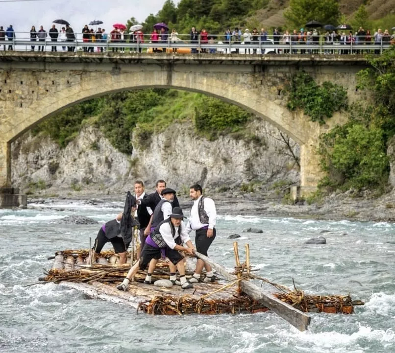 Los Nabateros de Sobrarbe culminan la 38 edición del descenso por el Cinca.