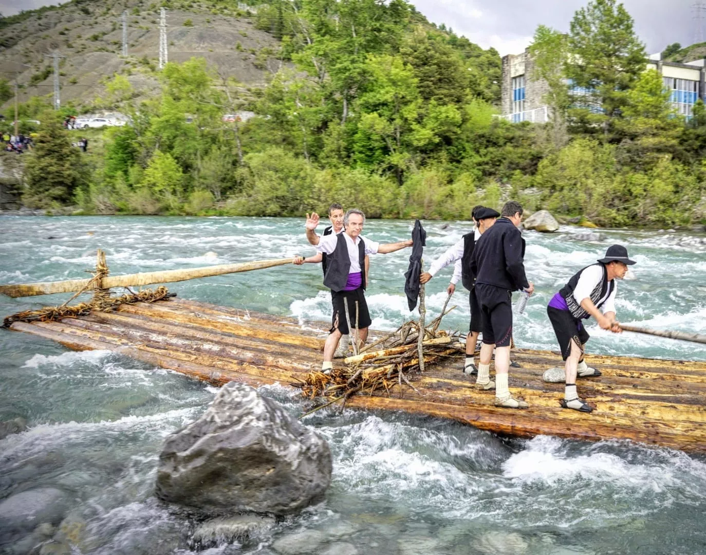 Los Nabateros de Sobrarbe culminan la 38 edición del descenso por el Cinca.