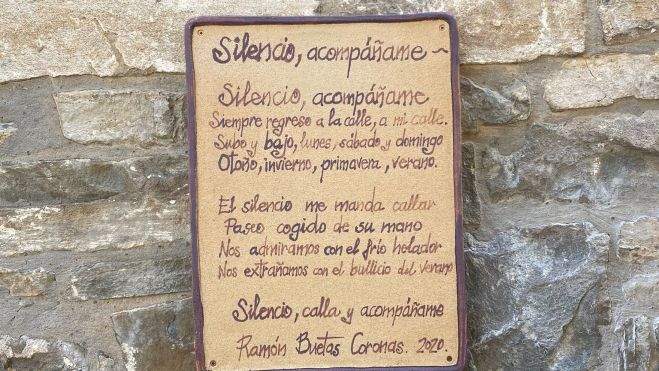 Poesía de Ramón Buetas en la calle de El Pueyo de Araguás. Poesía de Ramón Buetas en la calle de El Pueyo de Araguás.