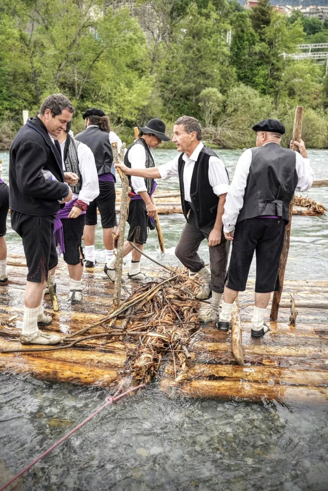 Los Nabateros de Sobrarbe culminan la 38 edición del descenso por el Cinca.