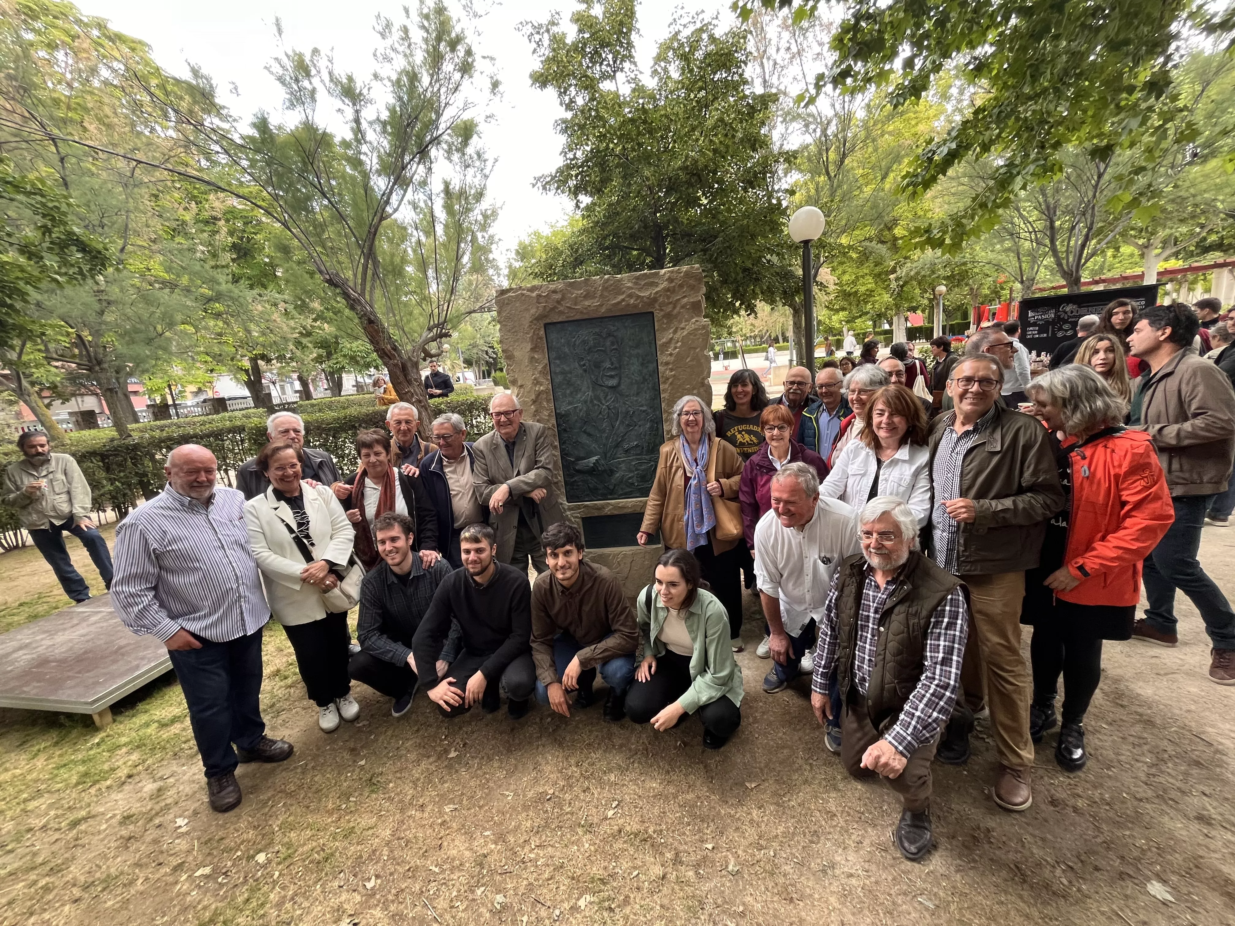 Personas que han contribuido a hacer realidad que George Orwell tome café en Huesca. Foto Mercedes Manterola Personas que han contribuido a hacer realidad que George Orwell tome café en Huesca. Foto Mercedes Manterola