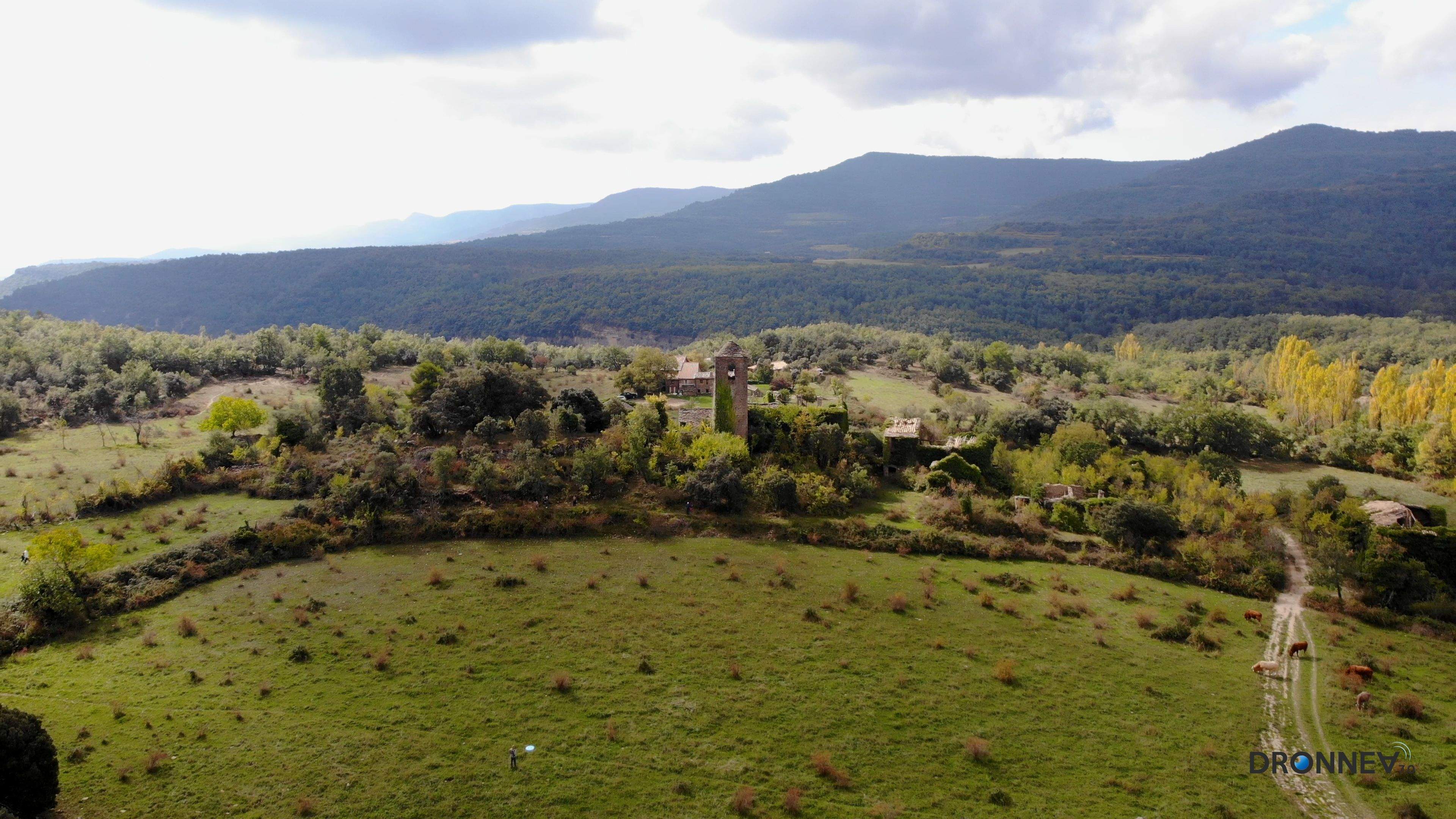 Villa arriba y Villa abajo. Barrio de la Vila y Barrio de Sarrau. El ser humano somos dualidad, de dos en dos. Caballera y caballero. Sin el yin, no existe el yang