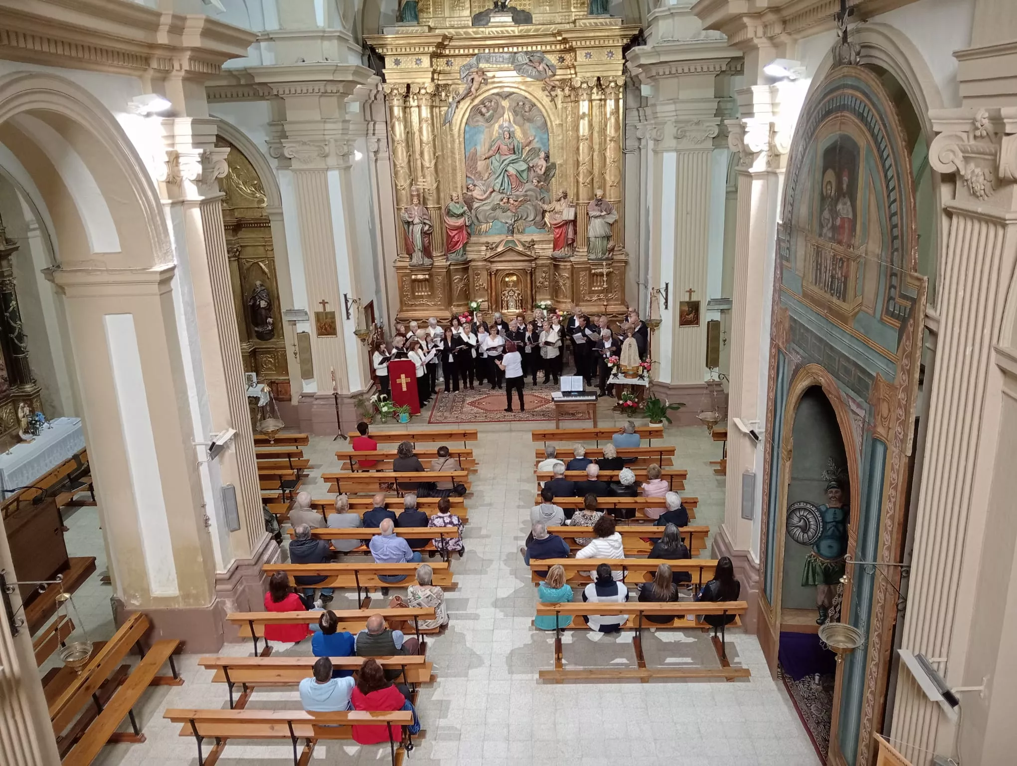 Actuación del Coro de la Universidad Ciudadana en Biscarrués.