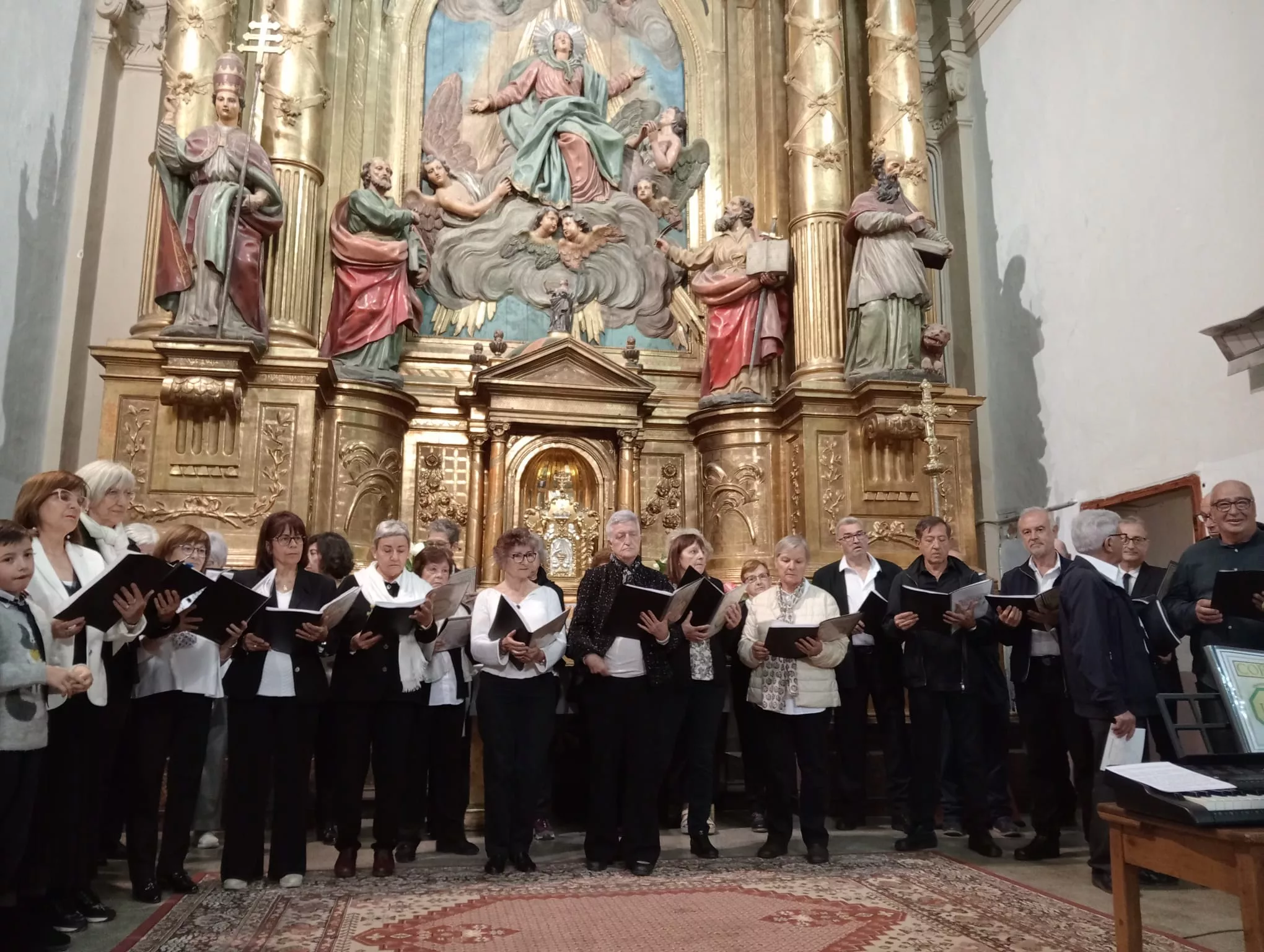 Actuación del Coro de la Universidad Ciudadana en Biscarrués.
