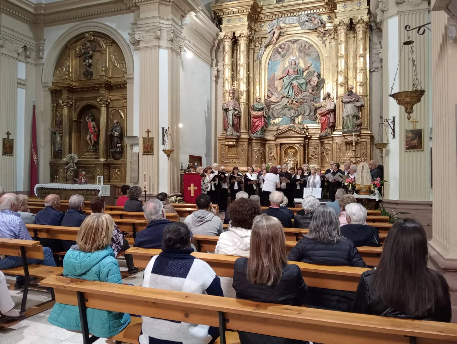 Actuación del Coro de la Universidad Ciudadana en Biscarrués.