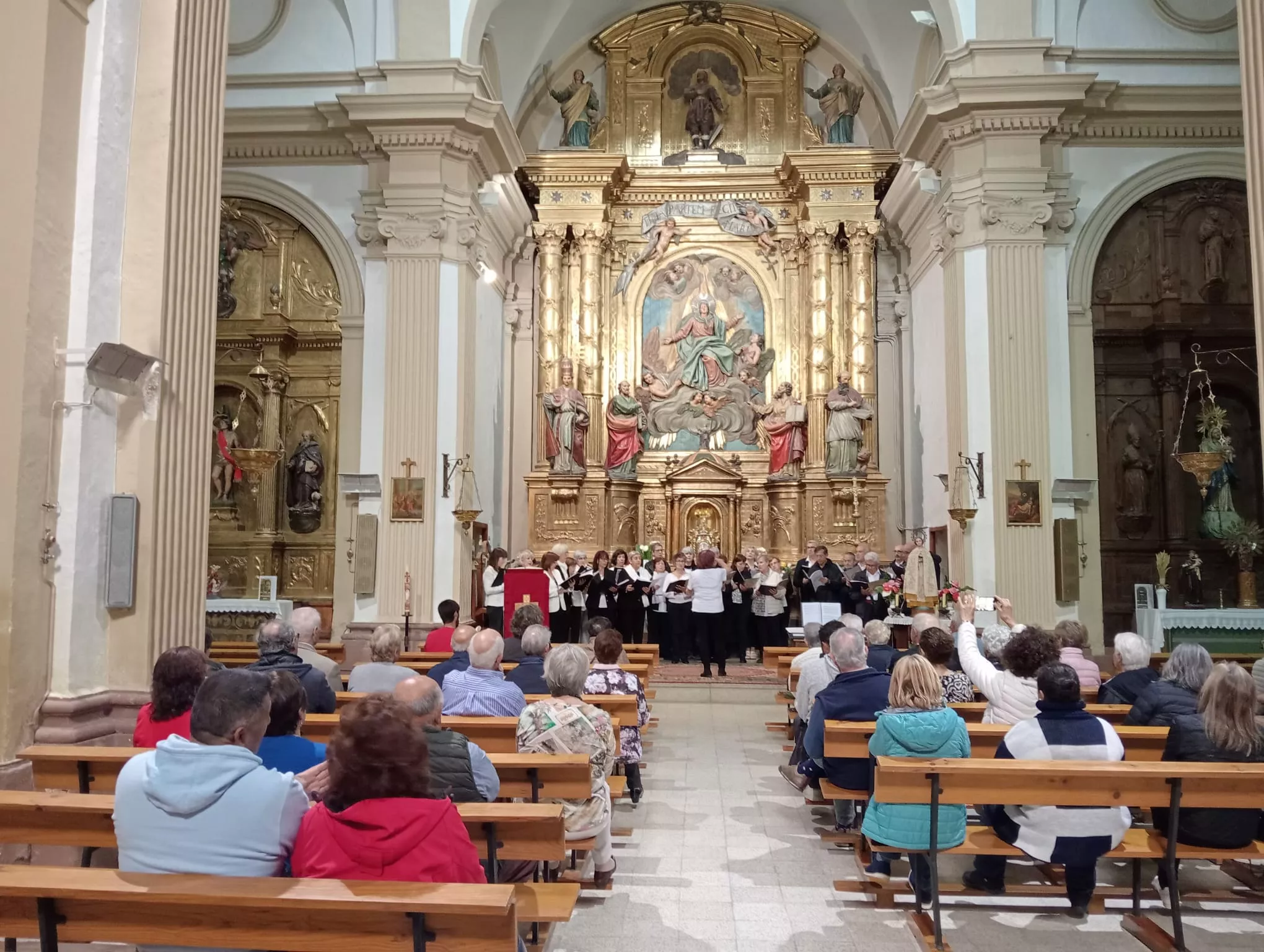 Actuación del Coro de la Universidad Ciudadana en Biscarrués.