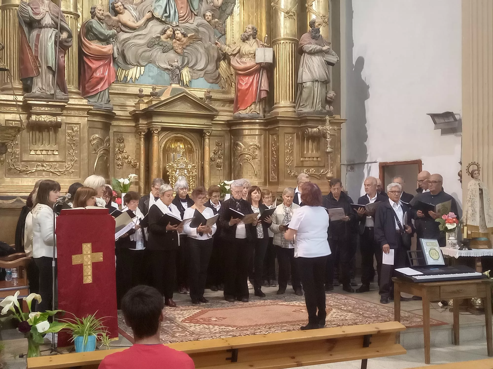 Actuación del Coro de la Universidad Ciudadana en Biscarrués.