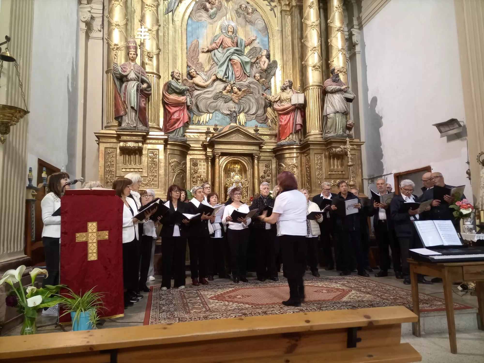 Actuación del Coro de la Universidad Ciudadana en Biscarrués.