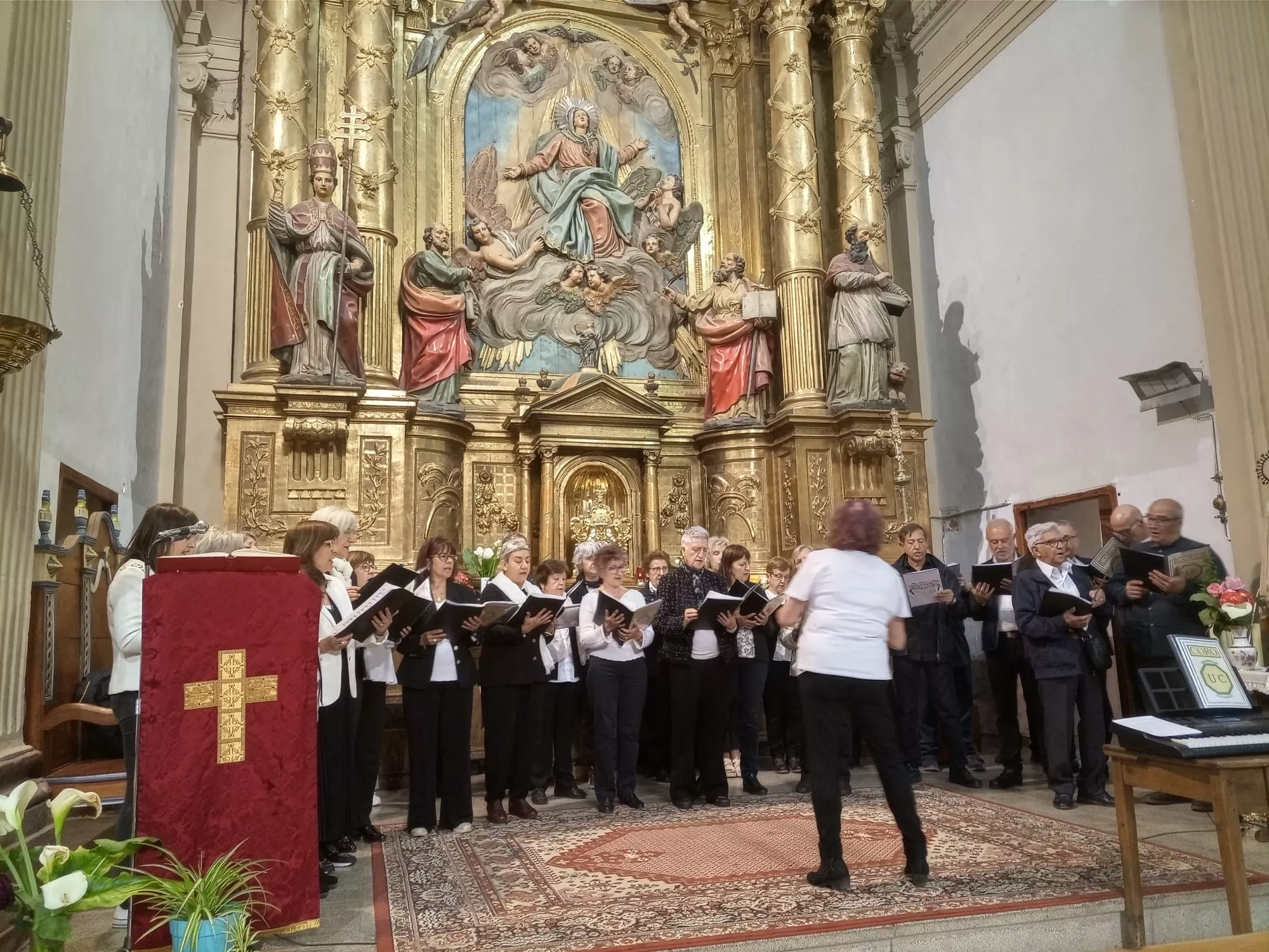 Actuación del Coro de la Universidad Ciudadana en Biscarrués.