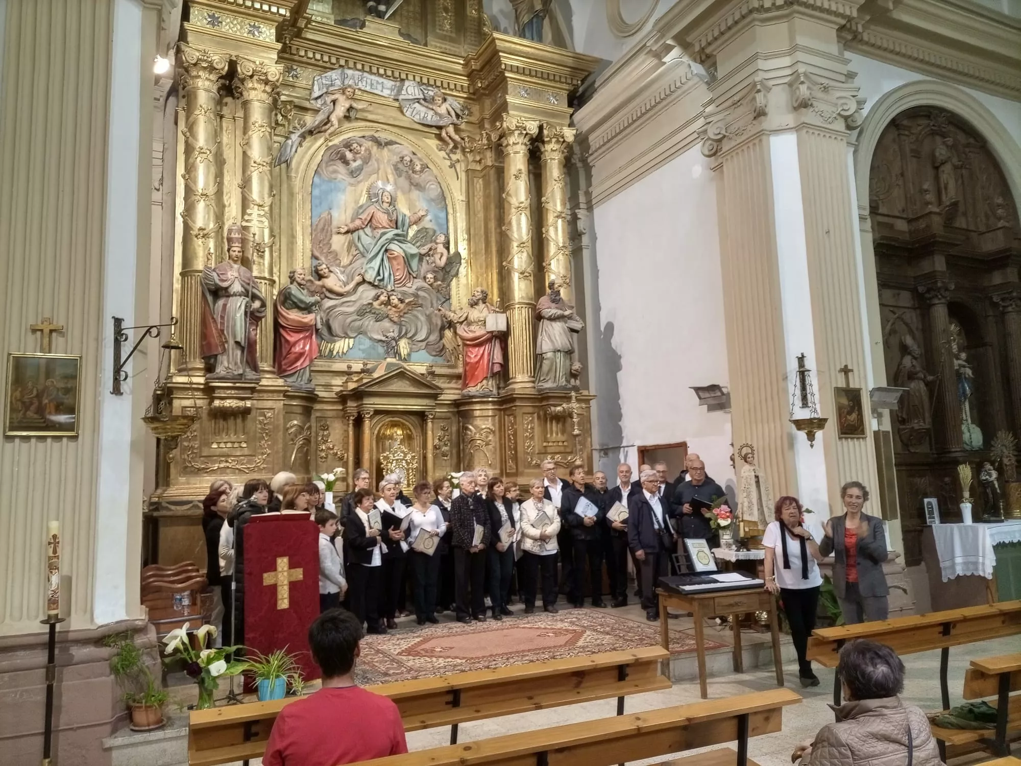 Actuación del Coro de la Universidad Ciudadana en Biscarrués.