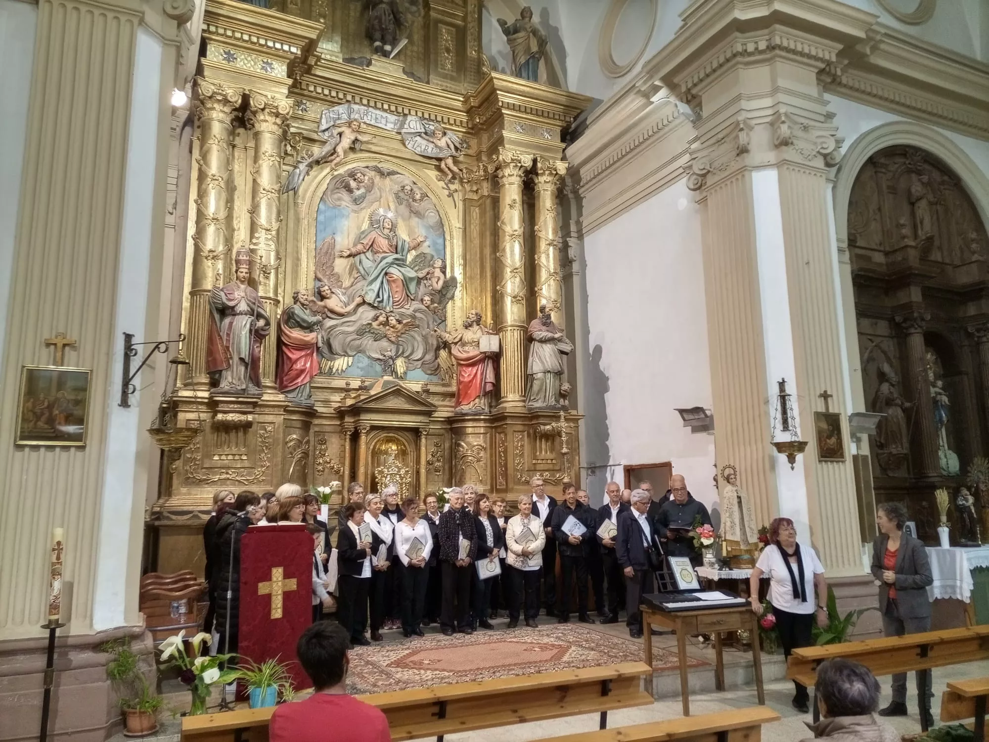 Actuación del Coro de la Universidad Ciudadana en Biscarrués.