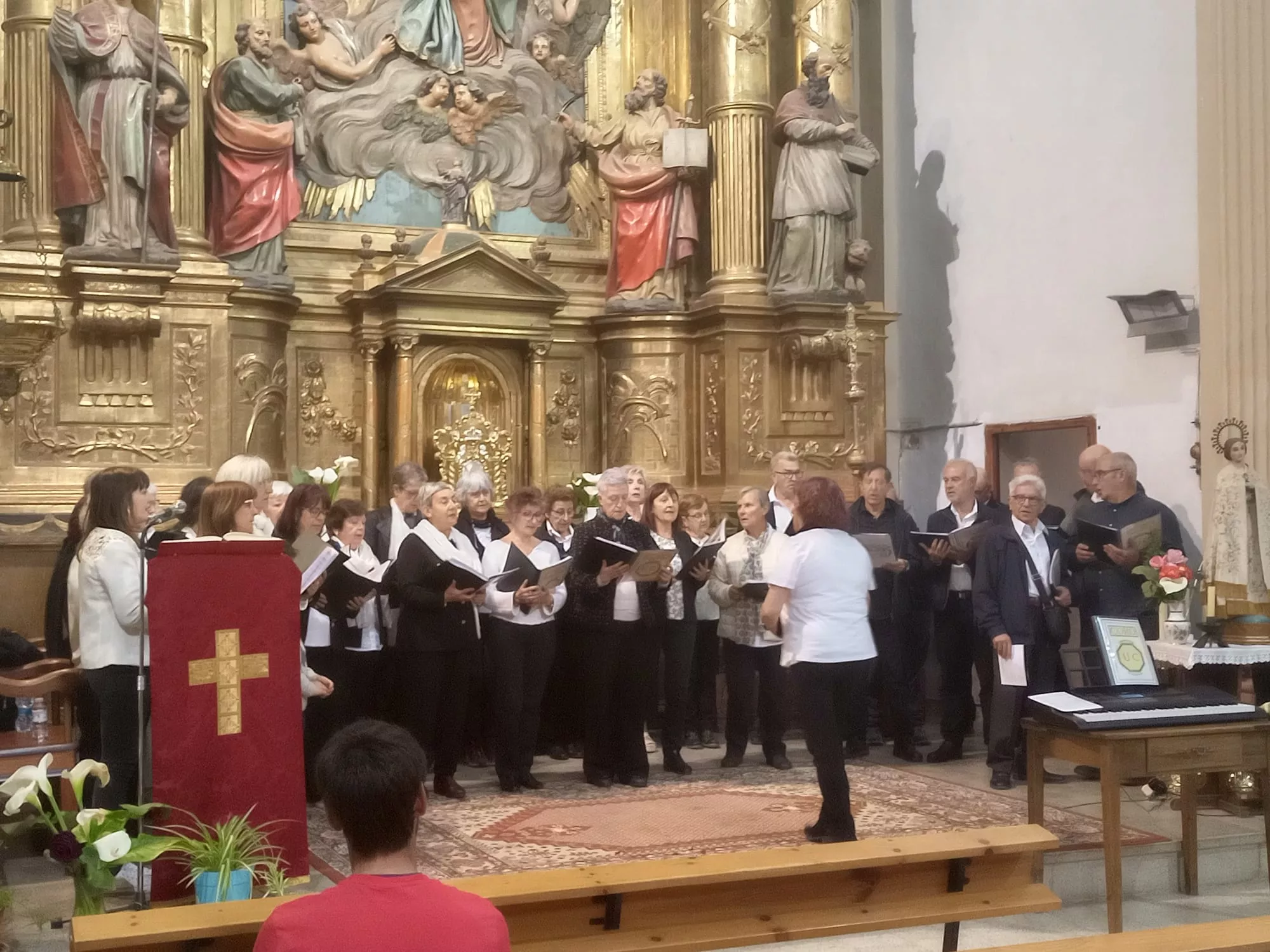 Actuación del Coro de la Universidad Ciudadana en Biscarrués.