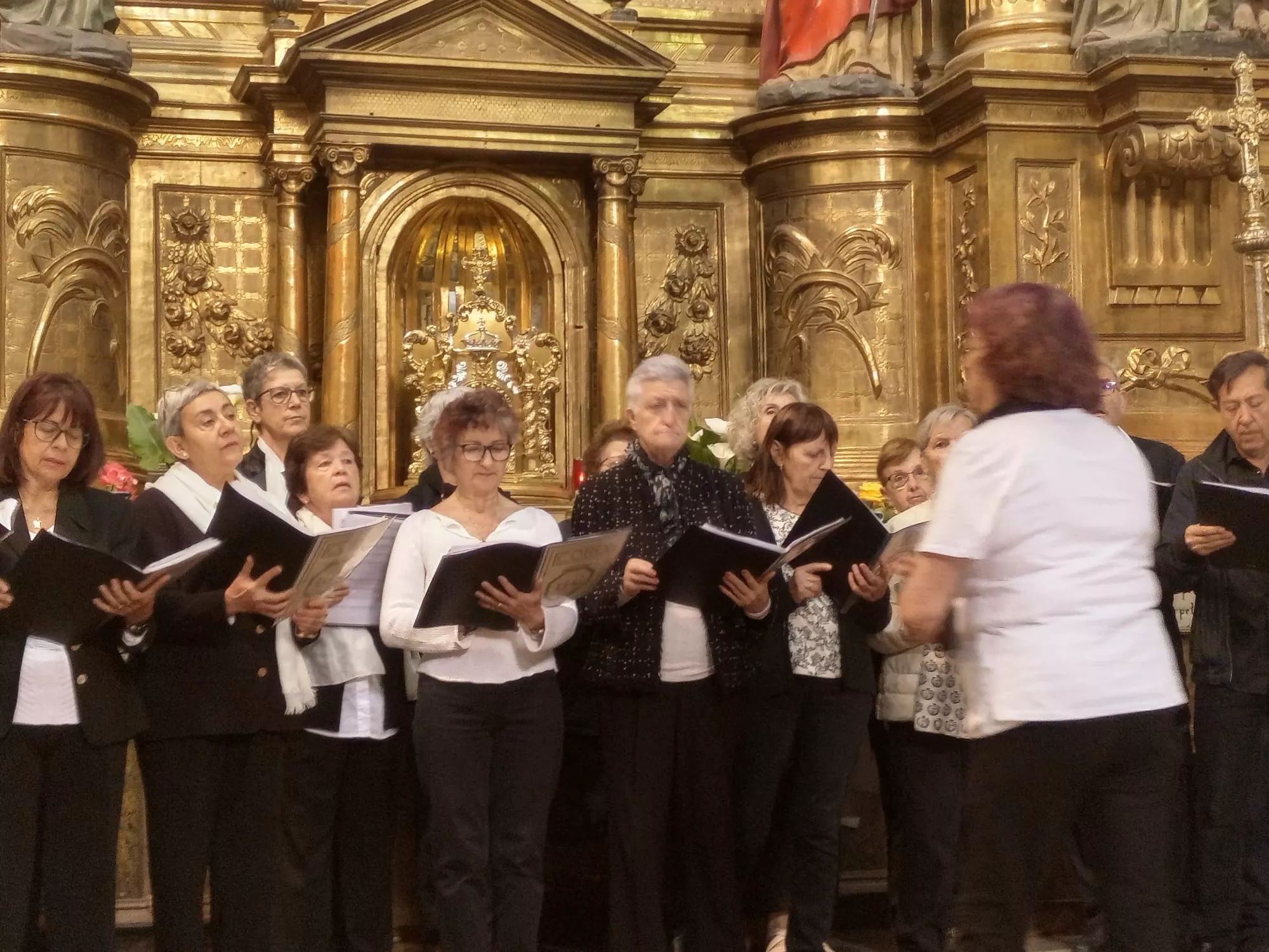 Actuación del Coro de la Universidad Ciudadana en Biscarrués.