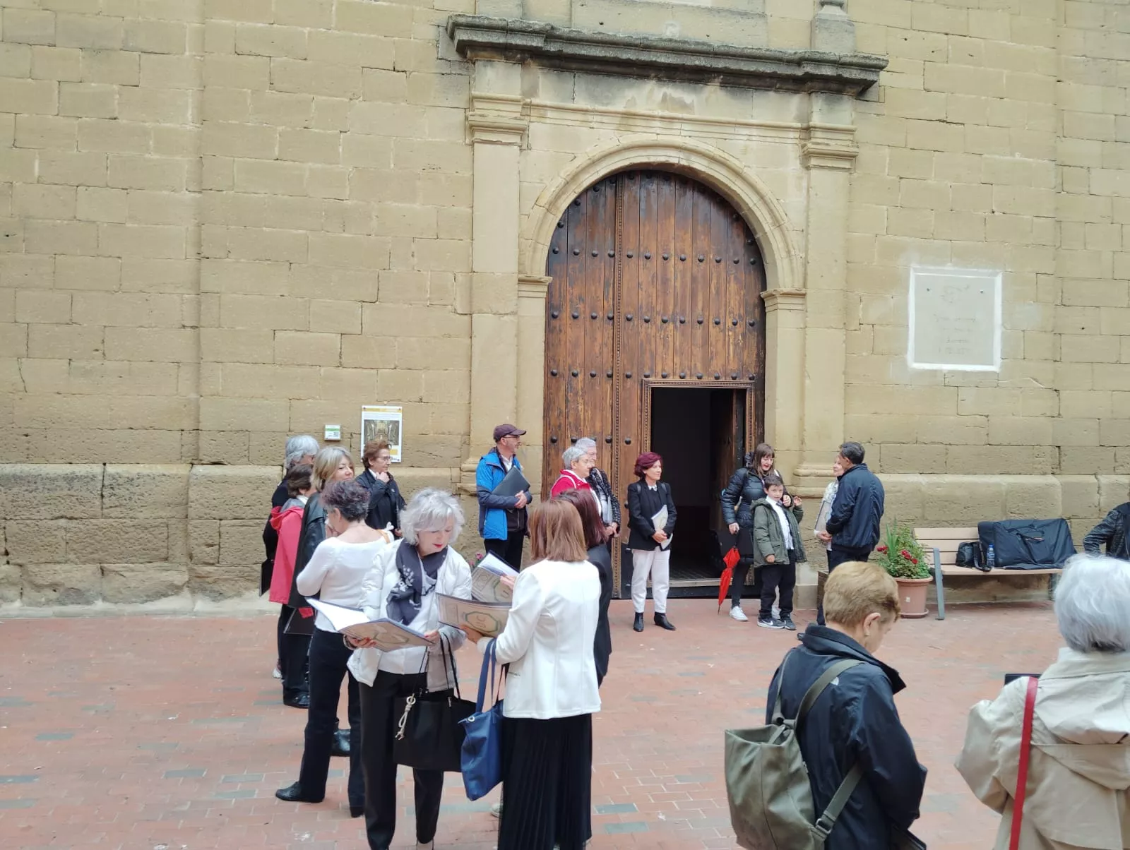 Actuación del Coro de la Universidad Ciudadana en Biscarrués.