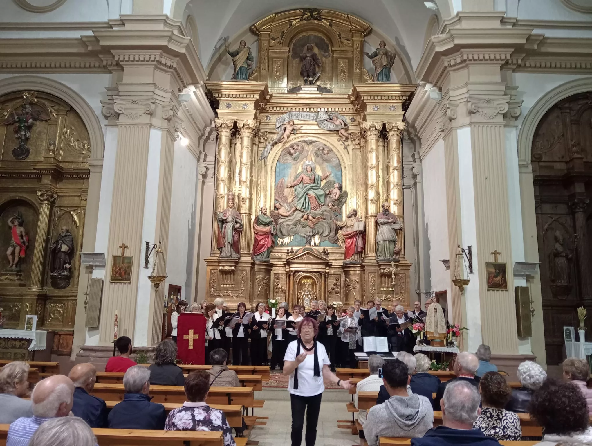 Actuación del Coro de la Universidad Ciudadana en Biscarrués.