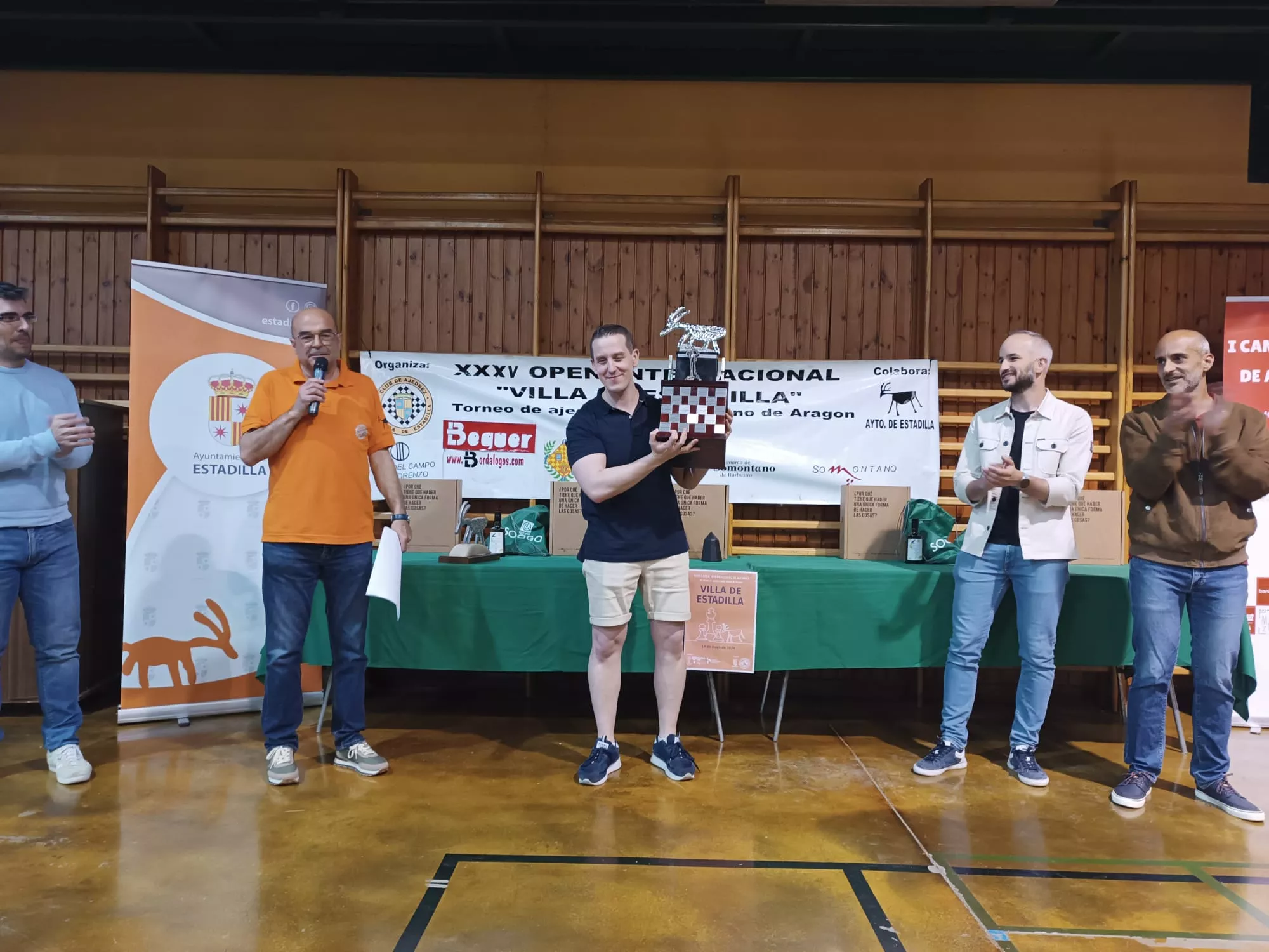 David Lana, con el Trofeo La Craba, seña de identidad del Open para el vencedor absoluto.