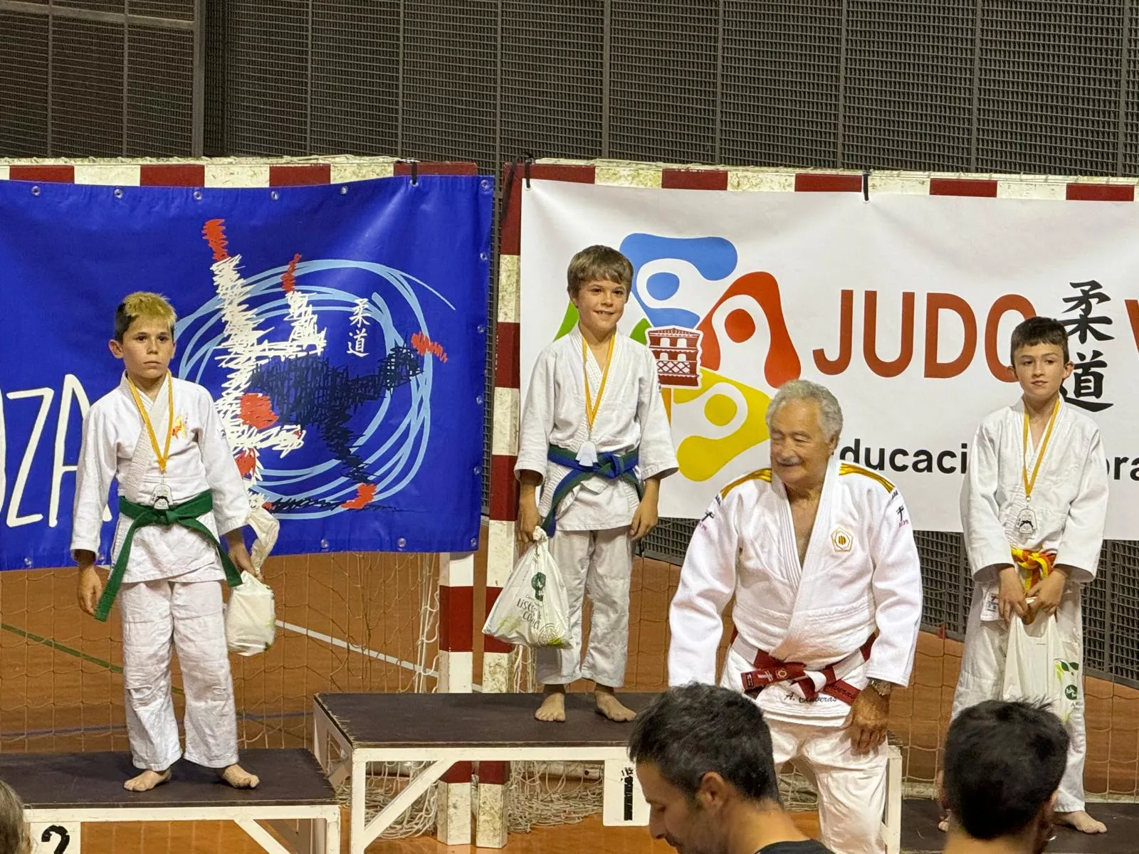 Podio Neizan Padilla con maestro Angel Claveras en Villanueva de Gállego