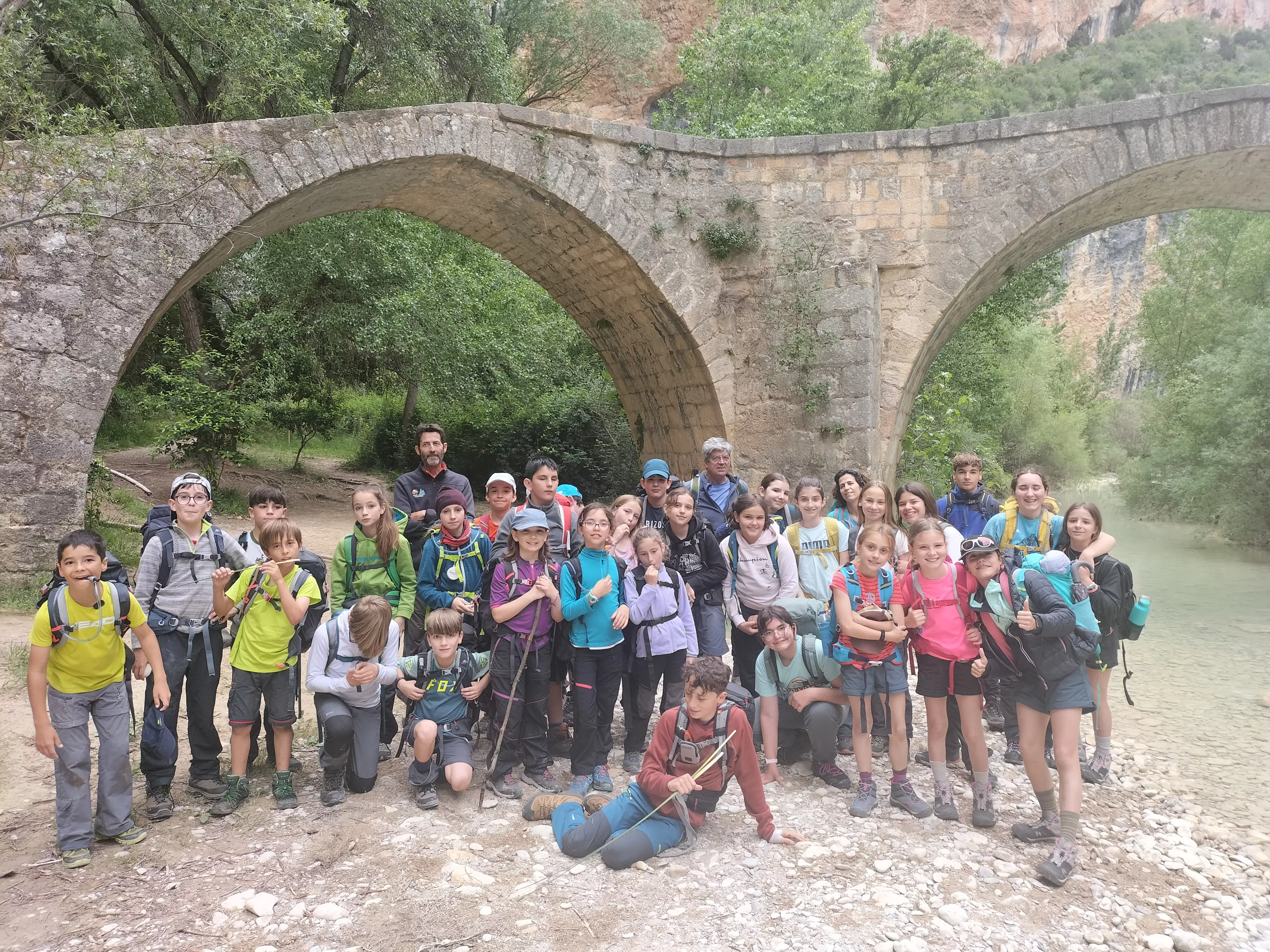 Grupo de peques en puente de Villacantal. Peña Guara: cambiamos el piolet por chancletas.