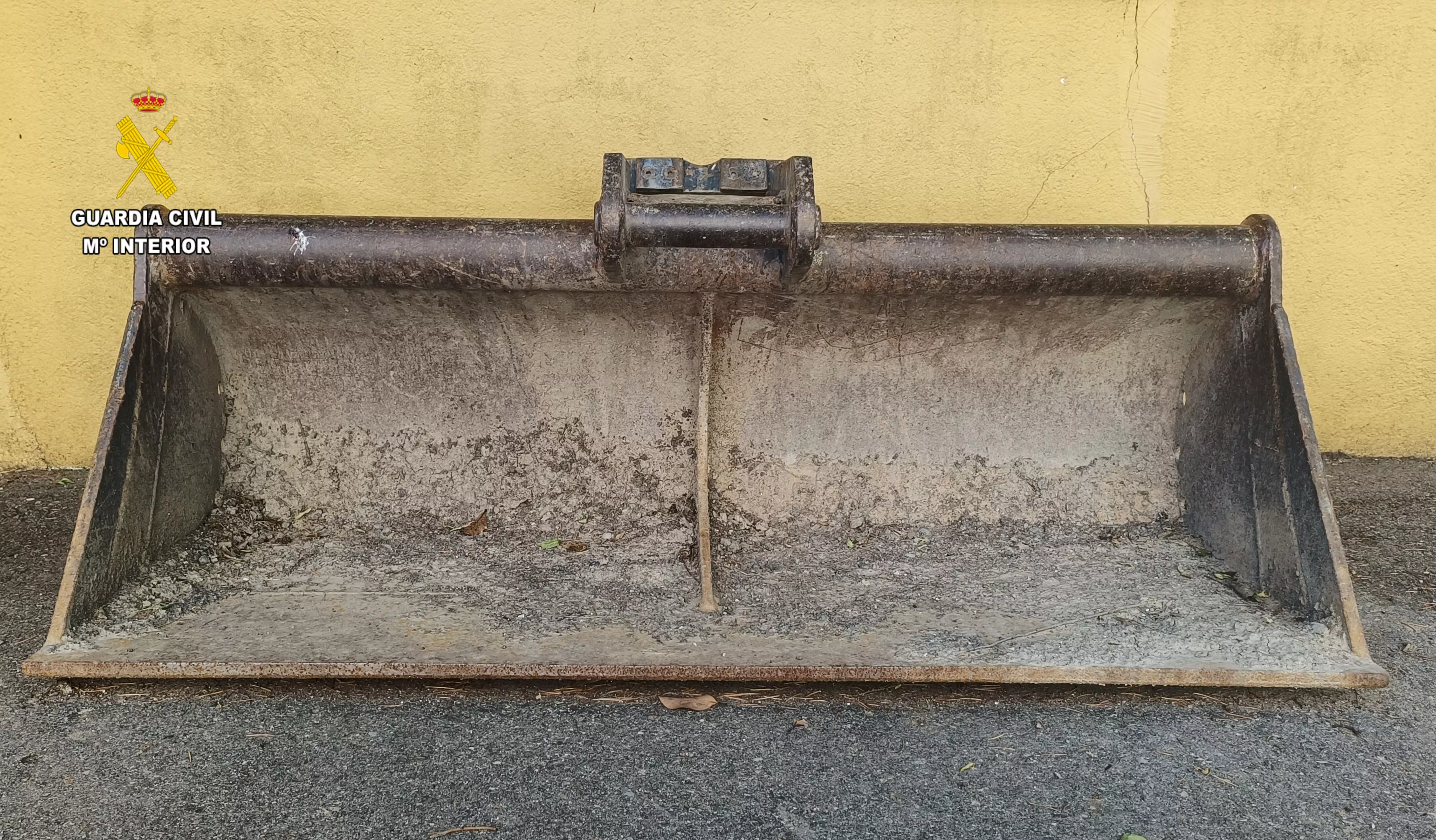 Cazo de la excavadora que fue sustraído de las obras de la N-260.