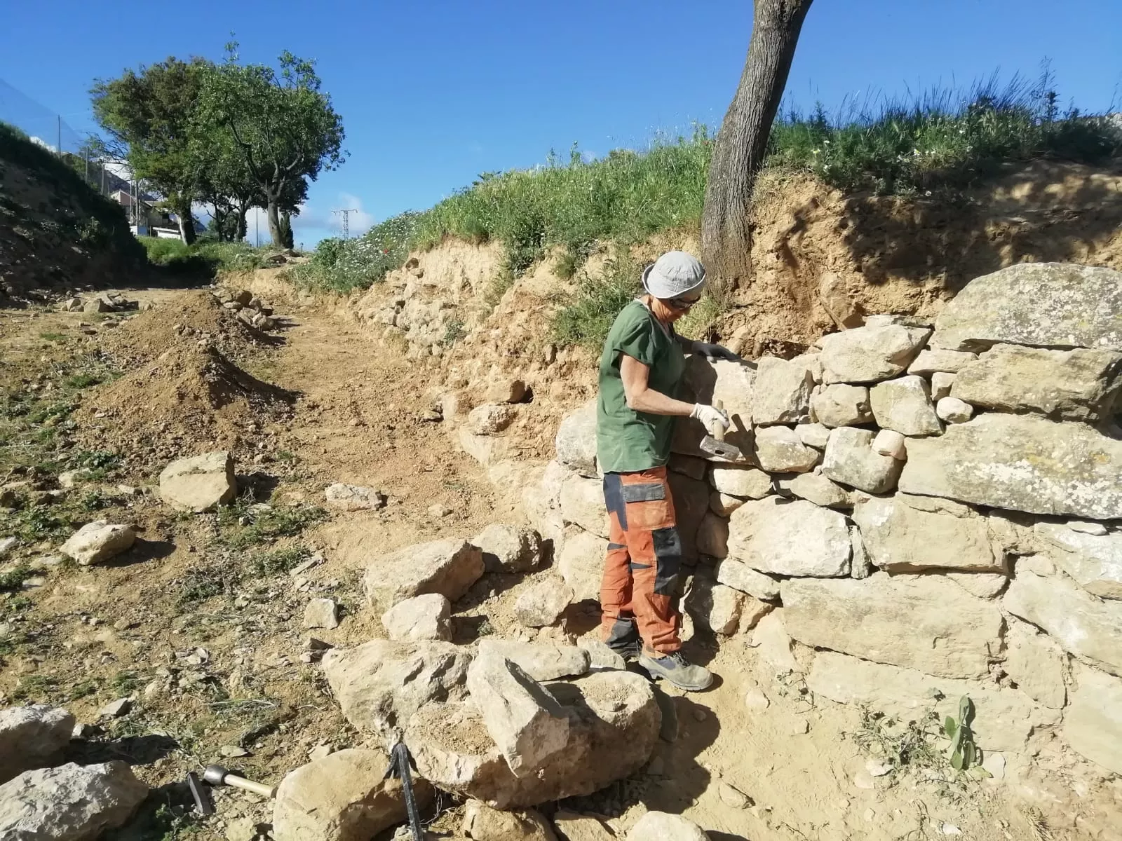 Sandrine Reynaud trabajando en el nuevo Murete de arte de Nueno.