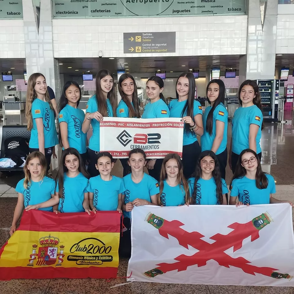 Las gimnastas barbastrenses poco antes de emprender viaje.