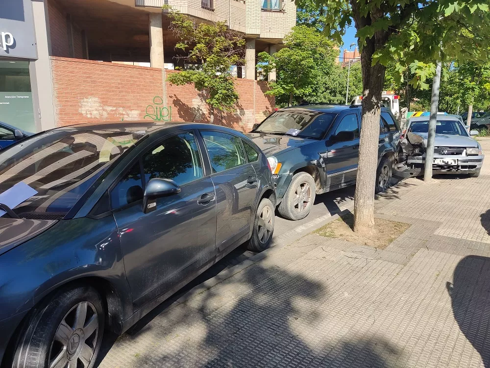 El coche conducido por el menor ha golpeado a los dos que le preceden en la foto