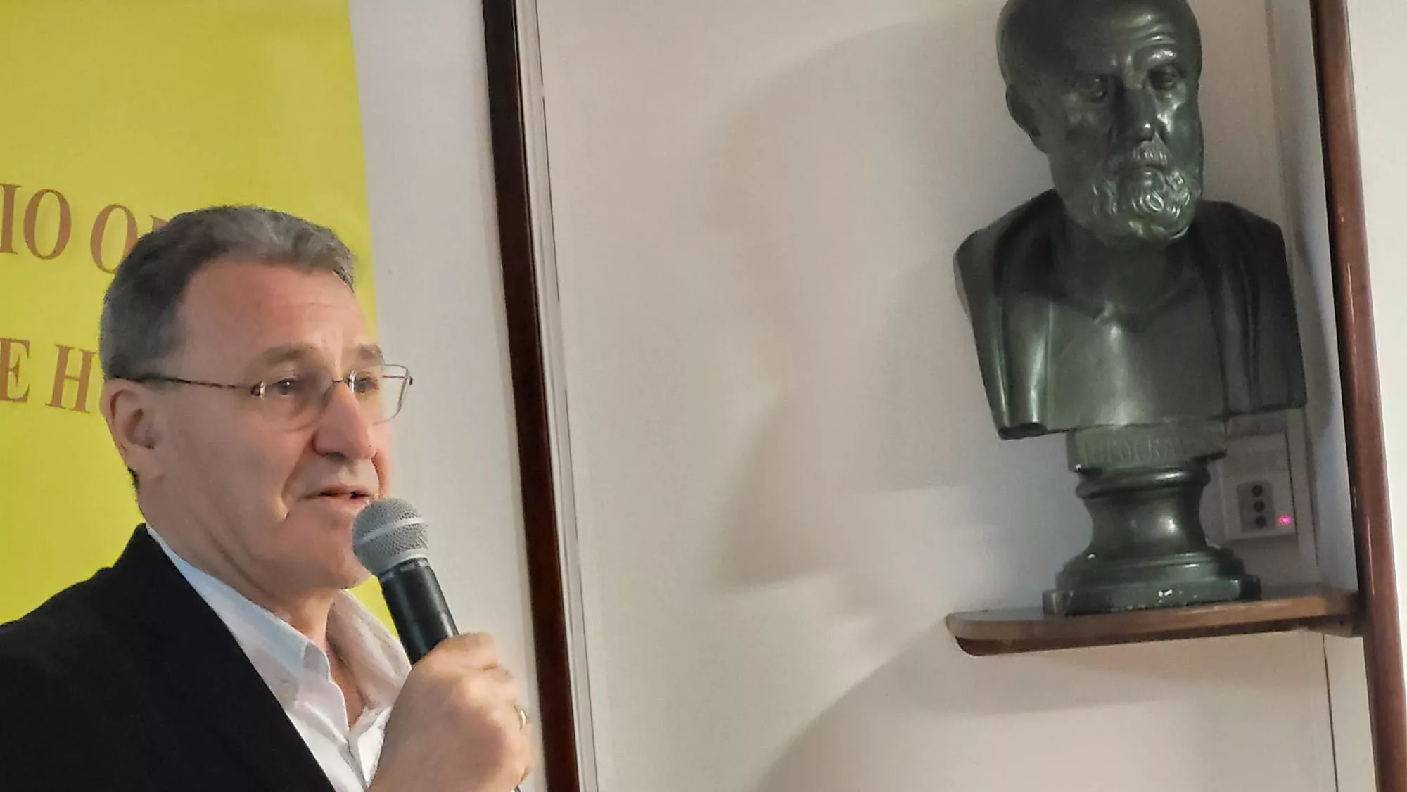 Debate sobre el Cincuentenario del Colegio Universitario