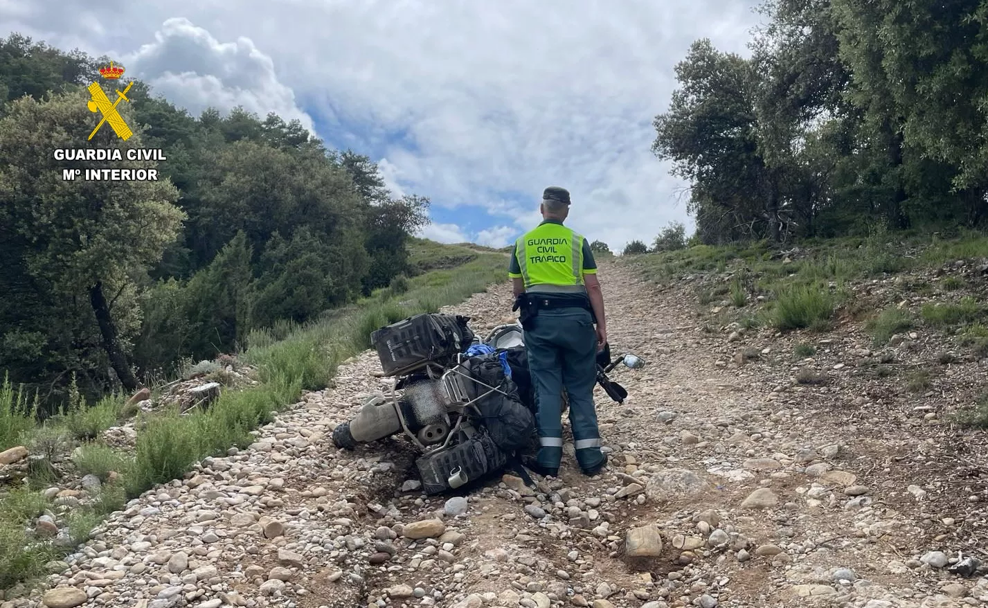 Un agente de la Guardia Civil con una moto accidentada en foto de archivo