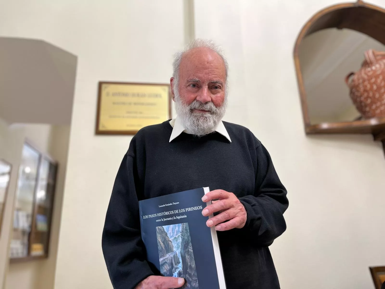 Leonardo Fernández Troyano con su libro 'Los pasos históricos de los Pirineos entre la Jacetania y Aquitania" en el IEA. Foto Mercedes Manterola