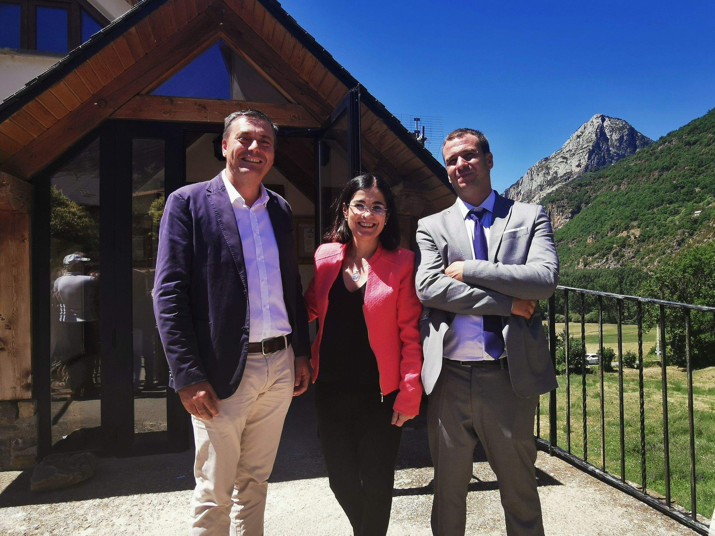 Fernando Sabés, Secretario General del PSOE Altoa Aragón,la ministra de Sanidad, Carolina Darias,y el alcalde de Plan, José Serveto.