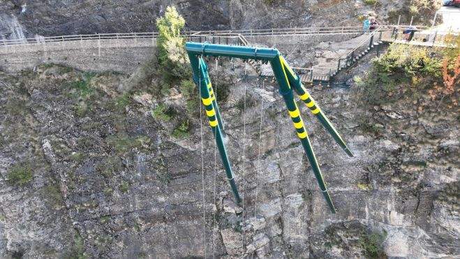 Imagen de la instalación suspendida sobre el pantano de Búbal Imagen de la instalación suspendida sobre el pantano de Búbal
