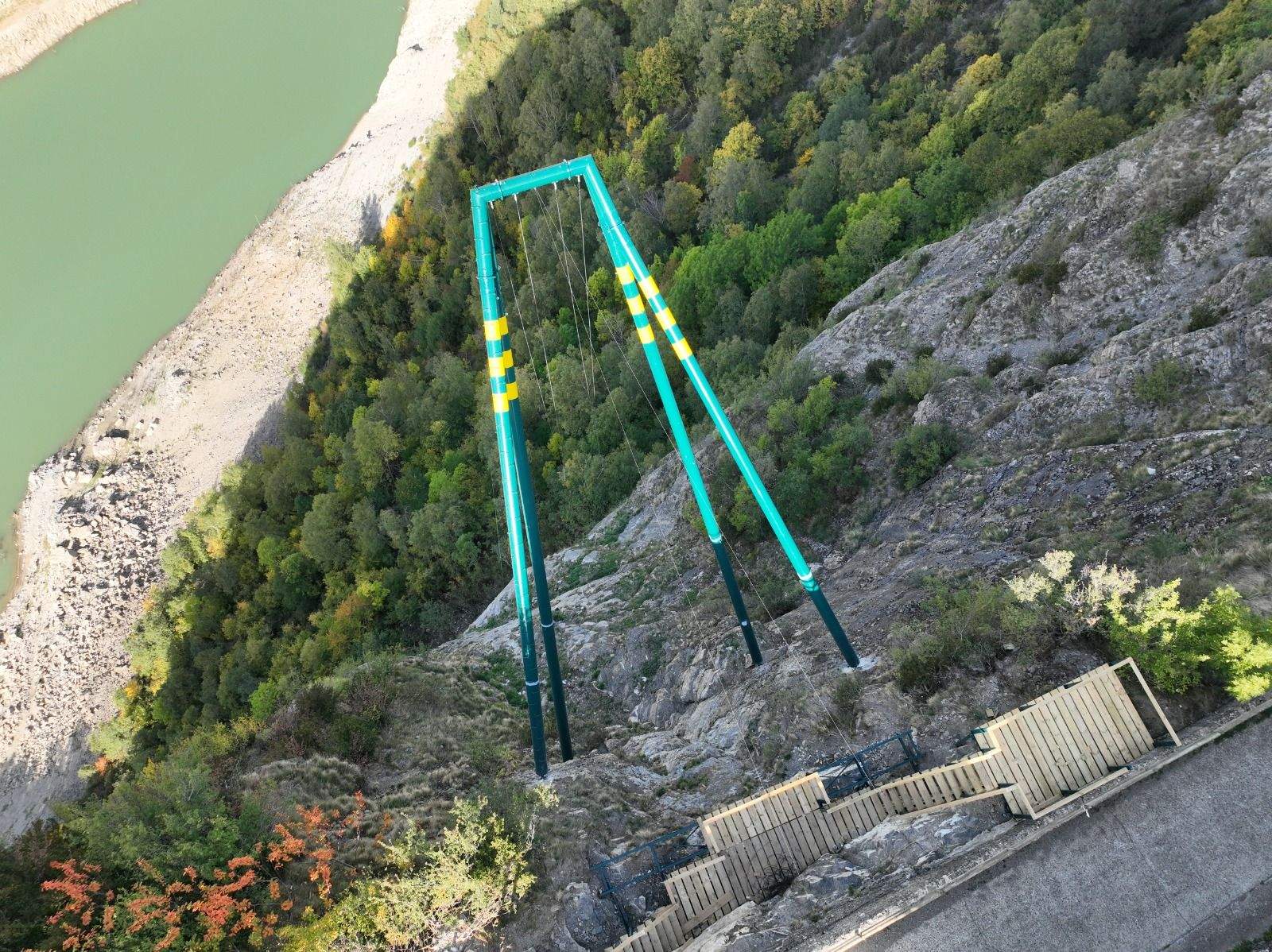 La instalación se sitúa sobre el lago de Búbal