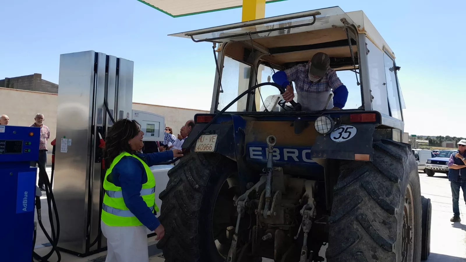 Simeón Puértolas, el primer en repostar en la gasolinera municipal de Peralta de Alcofea.