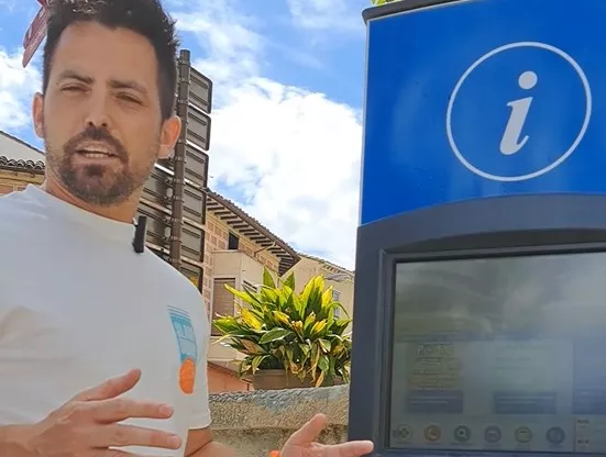 Francisco Albert junto a un tótem en Barbastro