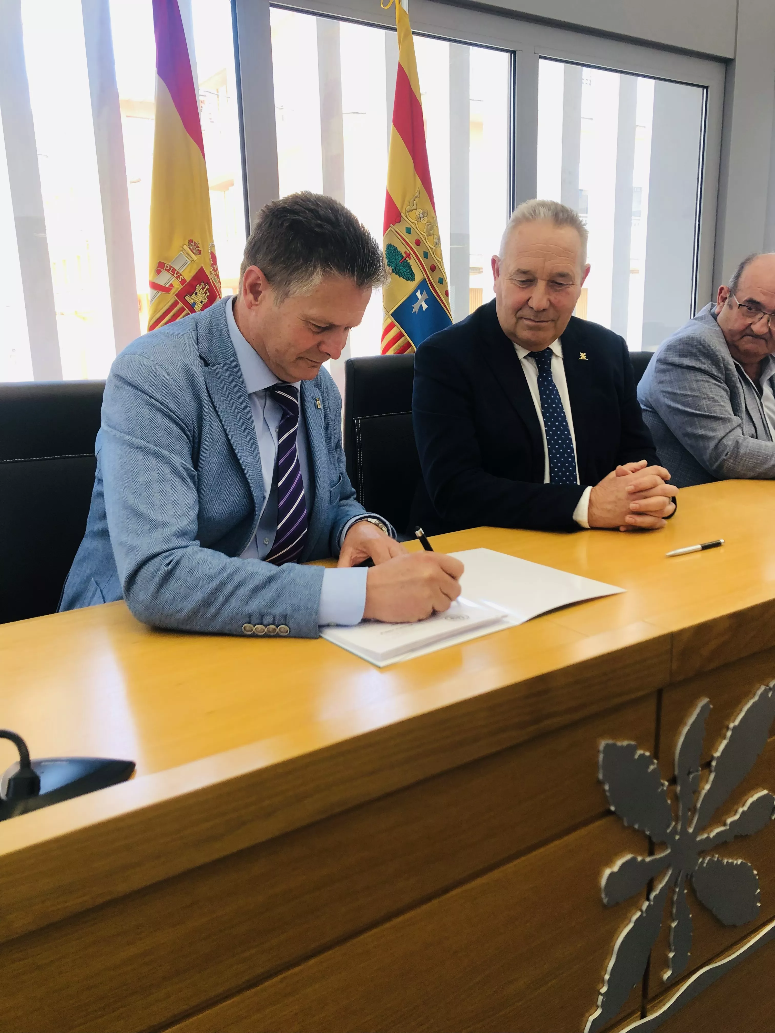 Ignacio Gramún y José Javier Ferrer firman la cesión de los terrenos para la residencia comarcal.