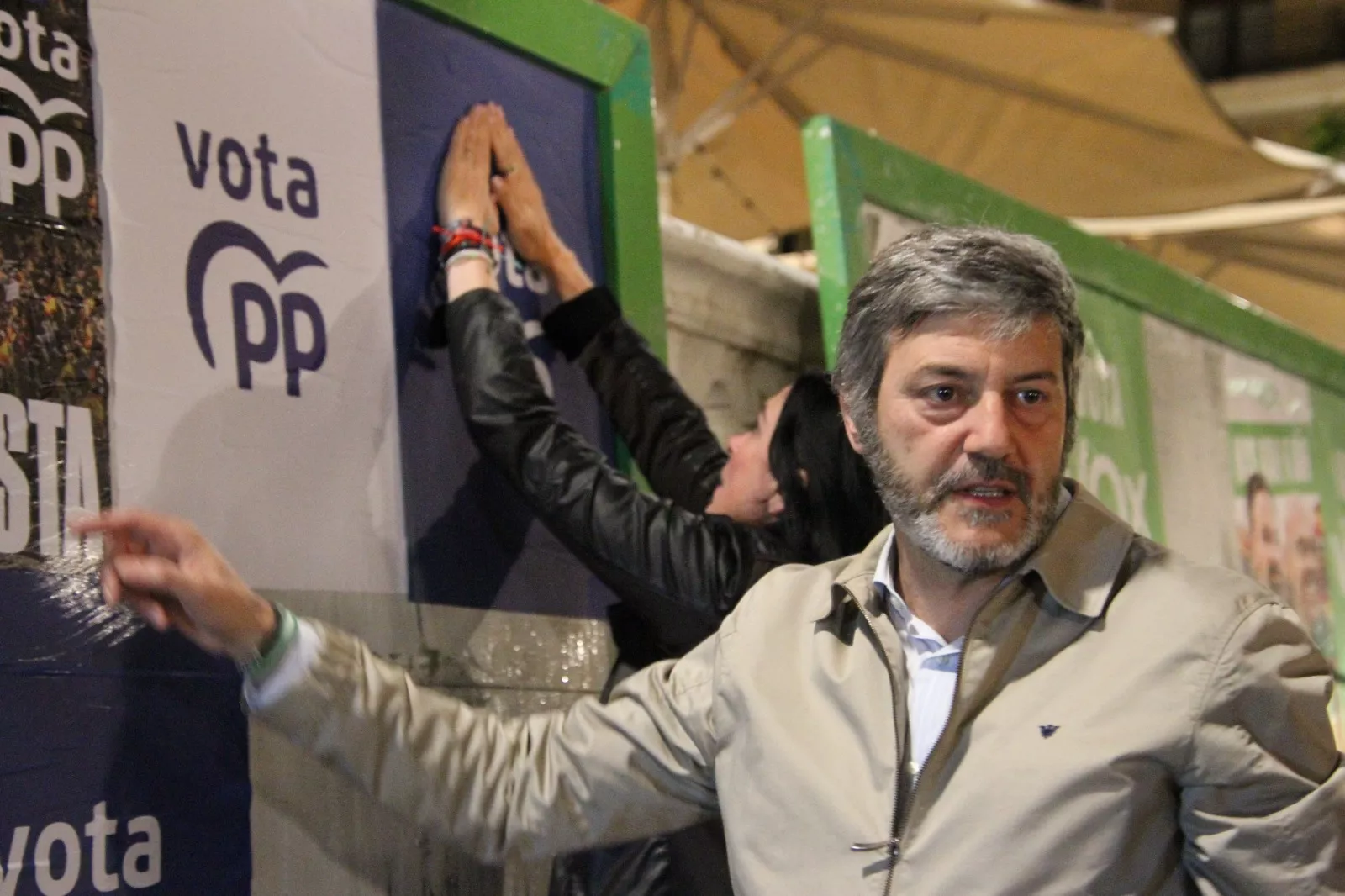 Pegada de carteles de las elecciones europeas del 9J. Foto Carlos Neofato