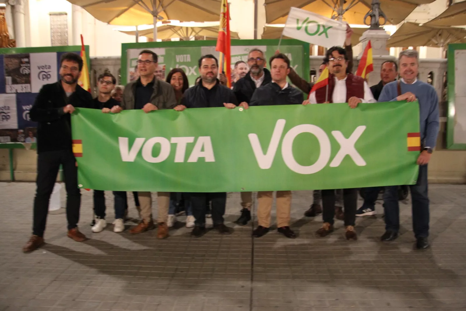 Pegada de carteles de las elecciones europeas del 9J. Foto Carlos Neofato