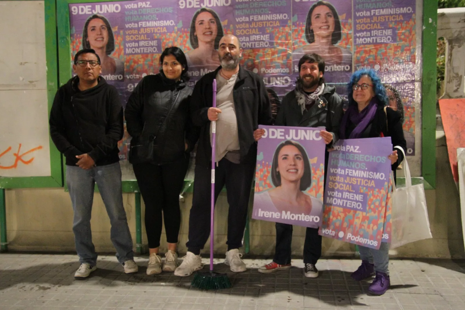 Pegada de carteles de las elecciones europeas del 9J. Foto Carlos Neofato