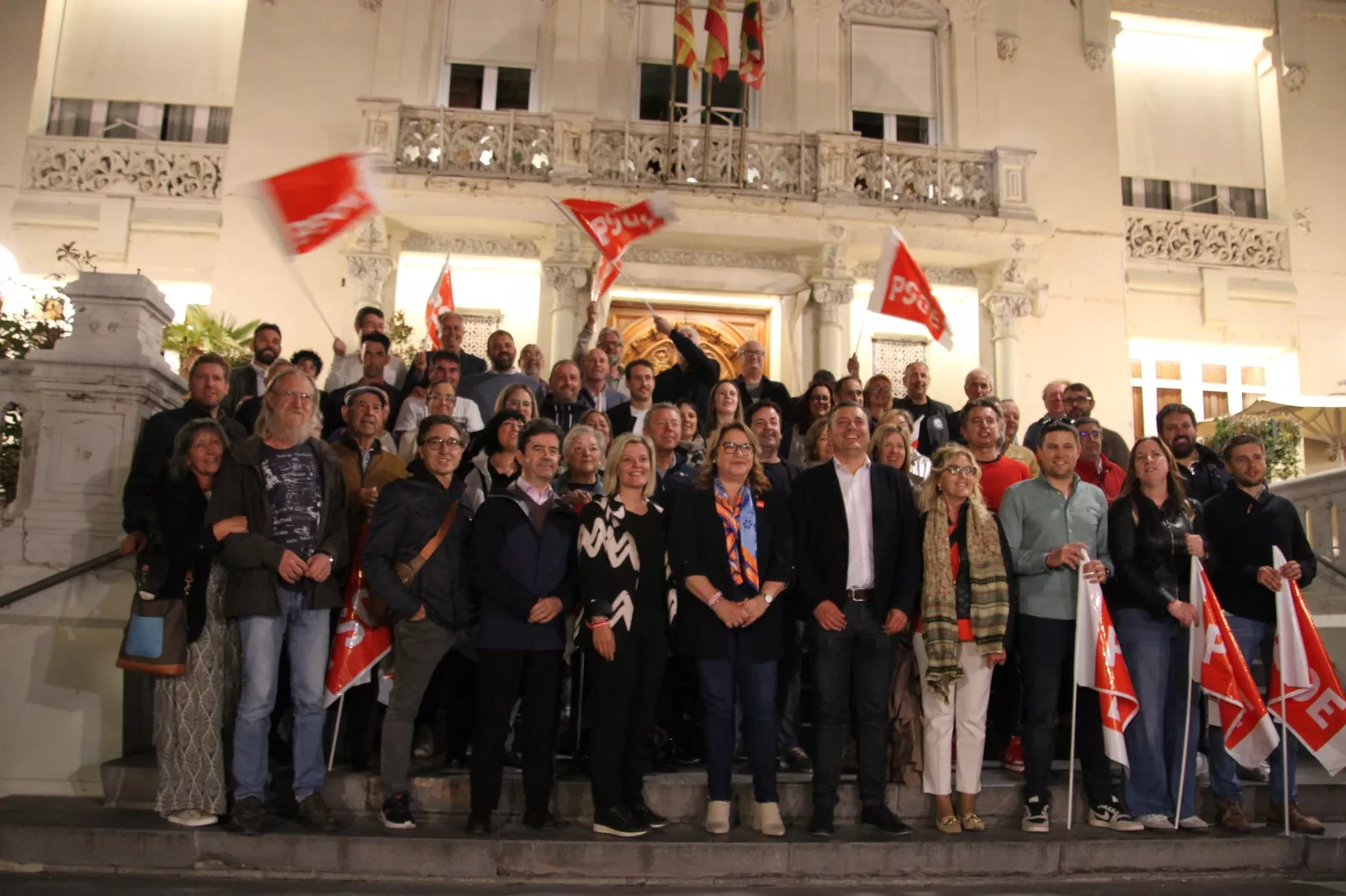 Pegada de carteles de las elecciones europeas del 9J. Foto Carlos Neofato