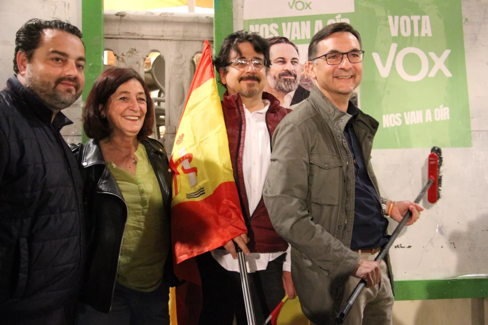 Pegada de carteles de las elecciones europeas del 9J. Foto Carlos Neofato