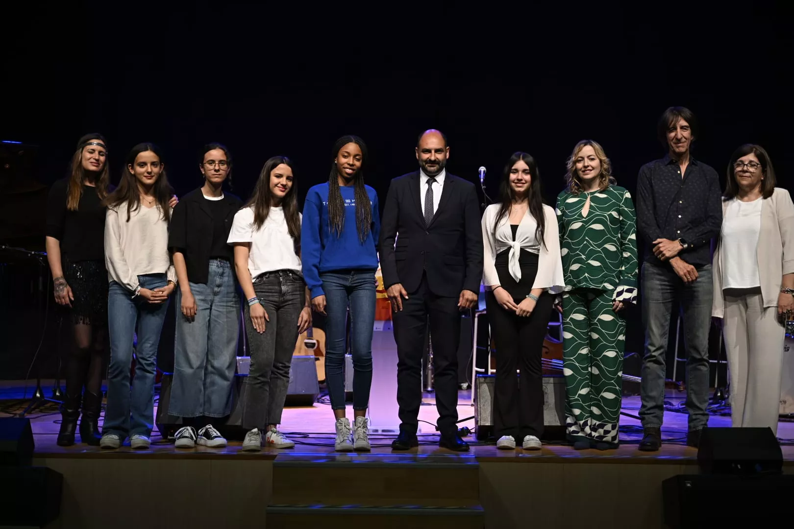 Fernando Torres y Pilar Abad con los premiados en el concurso escolar dentro de la programación de Barbitaniaescolar