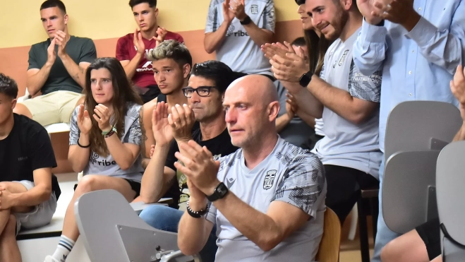 El técnico, Julián Calero, aplaudiendo a Mikel Rico. El técnico, Julián Calero, aplaudiendo a Mikel Rico.