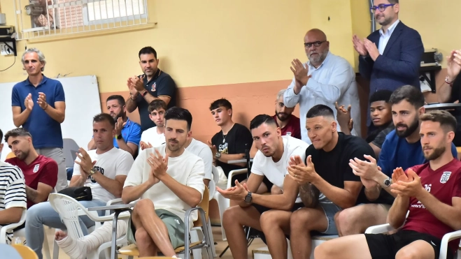 Sus compañeros, entre ellos Juan Carlos y Musto, arropando a Mikel Rico. Sus compañeros, entre ellos Juan Carlos y Musto, arropando a Mikel Rico.