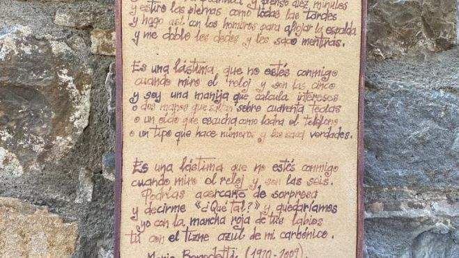 Poesía de Benedetti en la plaza de El Pueyo de Araguás. Poesía de Benedetti en la plaza de El Pueyo de Araguás.