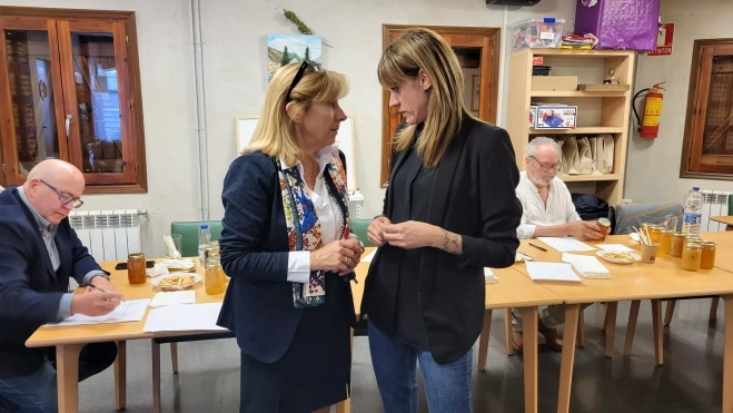 Isabel Manglano y Lorena Cajal, en la cata del Concurso de la Mejor Miel de Aragón Isabel Manglano y Lorena Cajal, en la cata del Concurso de la Mejor Miel de Aragón
