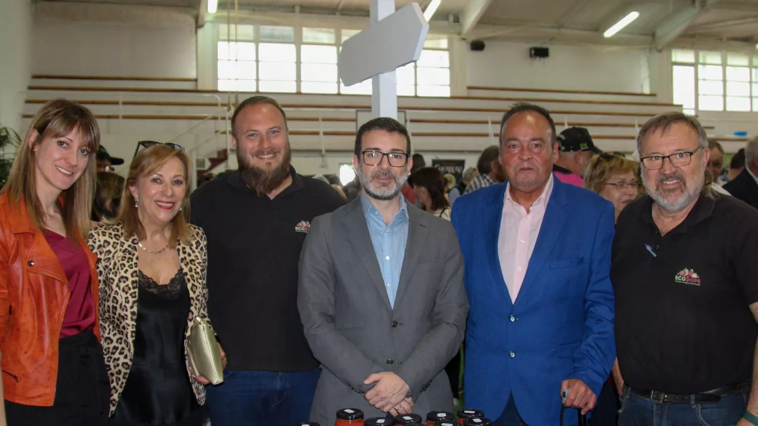 Javier Camo, entre Lorena Cajal, Isabel Manglano, Fernando Larrosa y la familia Sopesens en la Feria de la Primavera de Biescas