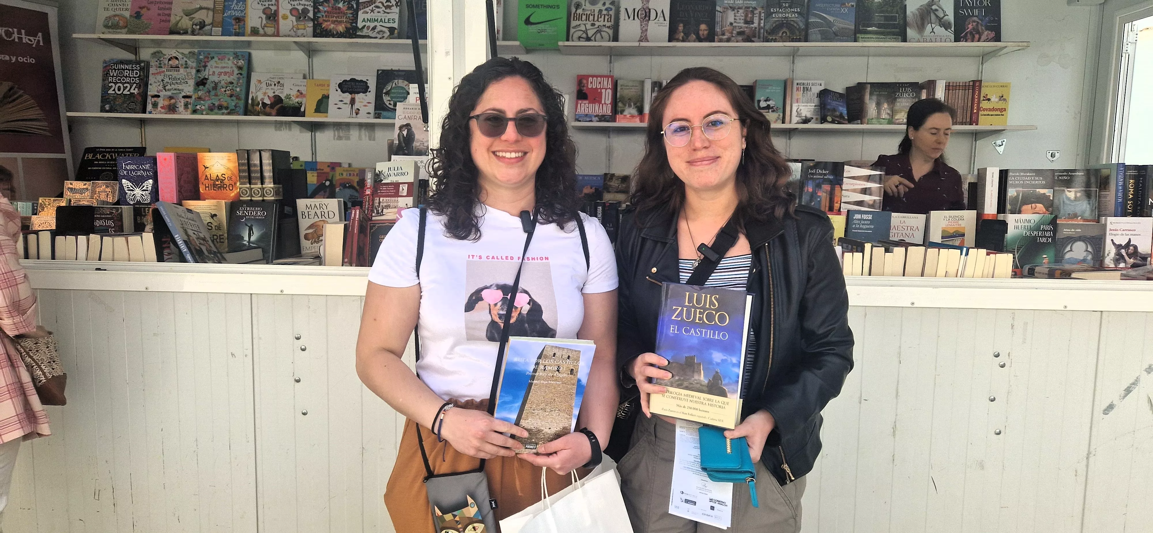 Dos seguidoras de Luis Zueco. Foto Myriam Martínez